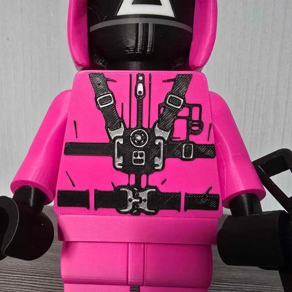 Колекційна друкована фігурка Солдат (Трикутник) "Гра в кальмара" стиль LEGO з автоматом. Aivory id_17416 фото