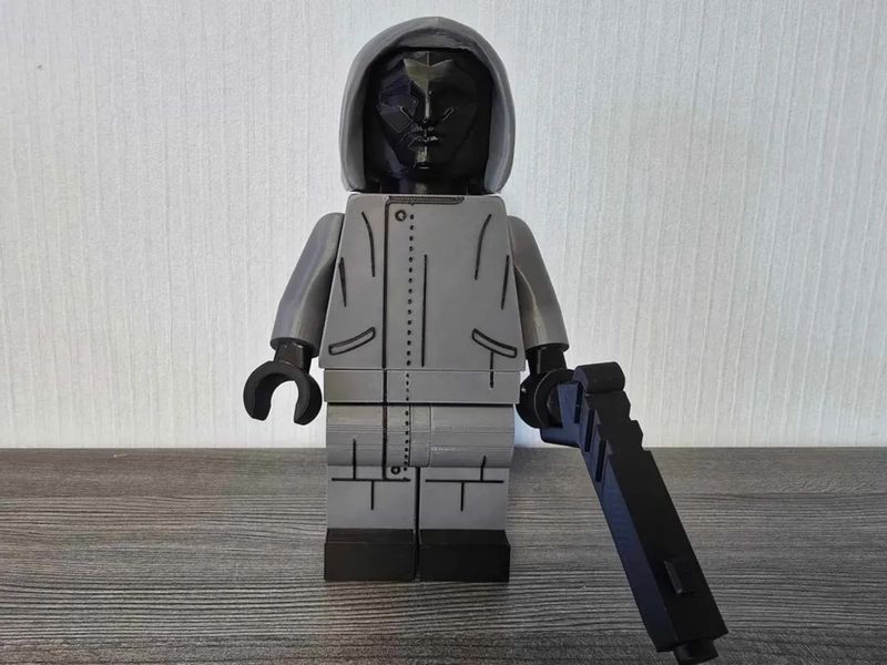 Колекційна друкована фігурка Ведучий (Front Man) "Гра в кальмара" стиль LEGO. Aivory id_17414 фото
