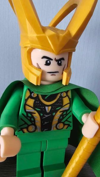 Колекційна друкована фігурка Локі (Loki) у стилі LEGO з мечем для фанатів Marvel. Aivory id_17410 фото