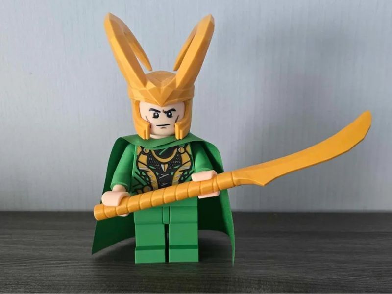 Колекційна друкована фігурка Локі (Loki) у стилі LEGO з мечем для фанатів Marvel. Aivory id_17410 фото