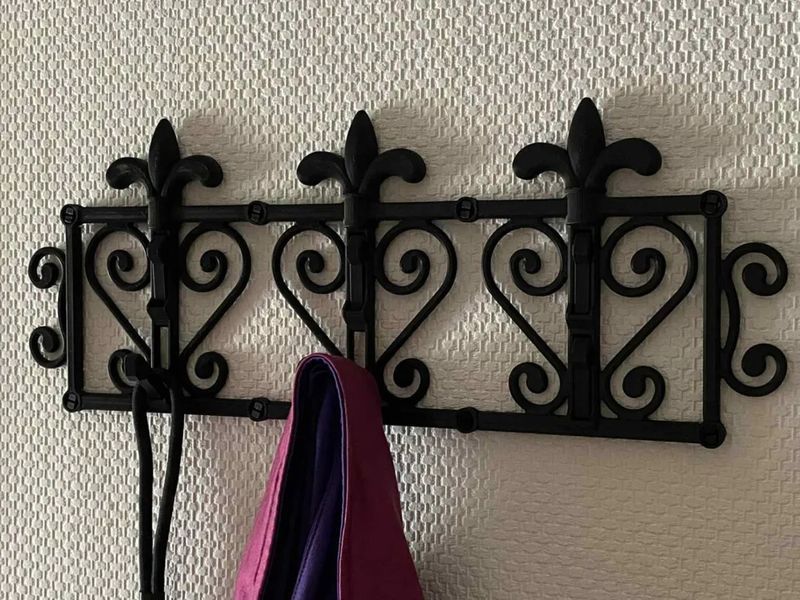 Декоративна вішалка для одягу в стилі Коване залізо з геральдичними ліліями. Aivory id_17401 фото