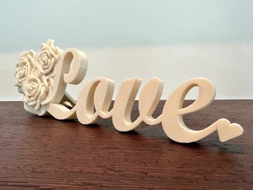 Декор &laquo;Love&raquo; з трояндами є на серваку фото