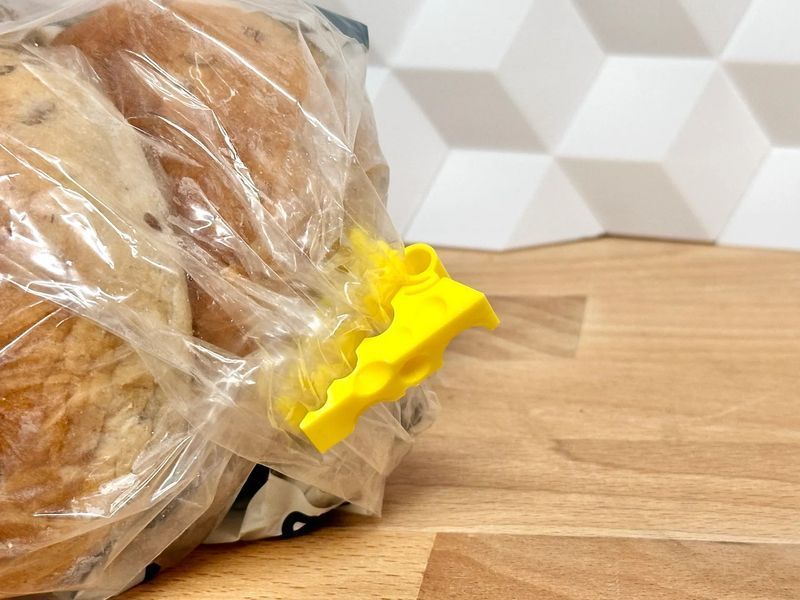 "Tiny Cheese Clip" &mdash; надзвичайно кумедний, практичний і незамінний аксесуар для кухні, натхненний любов&rsquo;ю до сиру і турботою про свіжість продуктів. Aivory id_12704 фото