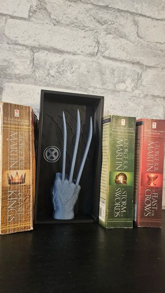 Брутальний Тримач для Книг "Кігті Росомахи" &ndash; Легендарний X-Men Декор | Book Nook. Aivory id_13017 фото