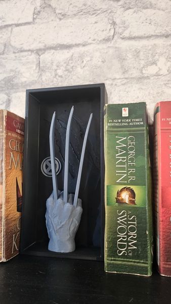 Брутальний Тримач для Книг "Кігті Росомахи" &ndash; Легендарний X-Men Декор | Book Nook. Aivory id_13017 фото