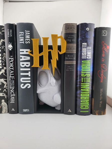 Декоративна книжкова підставка-розділювач &laquo;Магія Гоґвортсу&raquo; з емблемою Гаррі Поттера та фігуркою Добі &ndash; стильний та казковий аксесуар для книжкових полиць. Aivory id_12673 фото