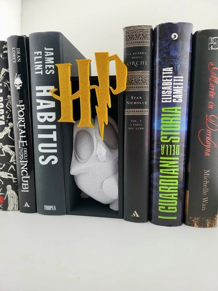 Декоративна книжкова підставка-розділювач &laquo;Магія Гоґвортсу&raquo; з емблемою Гаррі Поттера та фігуркою Добі &ndash; стильний та казковий аксесуар для книжкових полиць. Aivory id_12673 фото